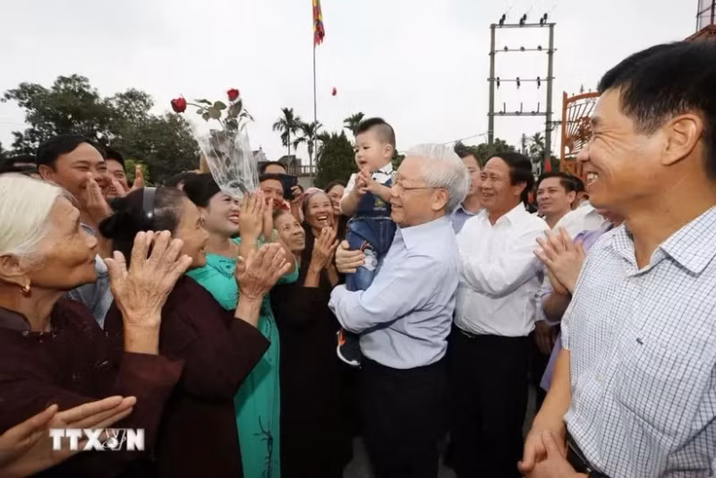 Party General Secretary Nguyen Phu Trong and people in Thuong Dien village, Vinh Quang commune, Vinh Bao district, Hai Phong city. (Photo: VNA)