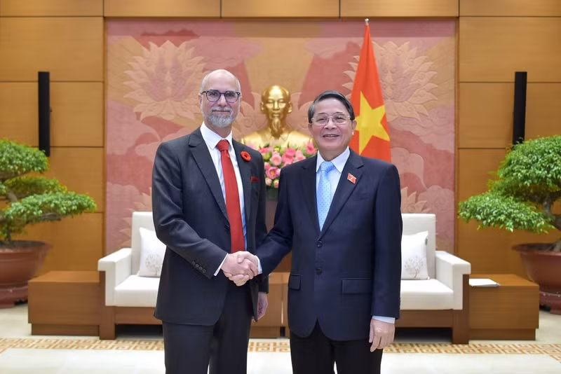 NA Vice Chairman Nguyen Duc Hai (R) and Canadian Ambassador to Vietnam Perry Shawn Steil (Photo: VNA)