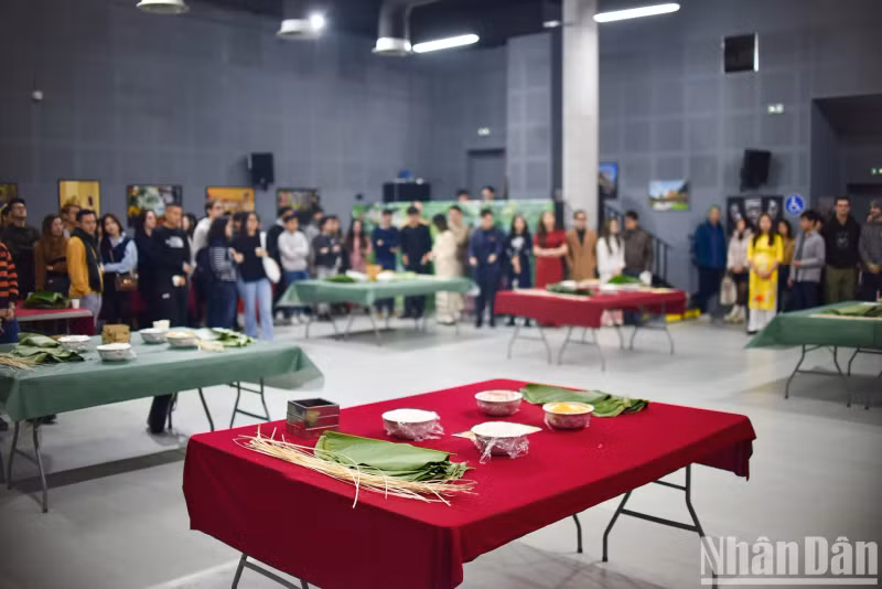 The event is held by the Union of Vietnamese Students in Paris (UEVP) with the support of the Vietnamese Embassy and under the sponsorship of the Union of Vietnamese Students in France (UEVF).