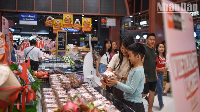 Central Retail introduces to Thai consumers fresh lychees from Vietnam. (Photo: Dinh Truong)