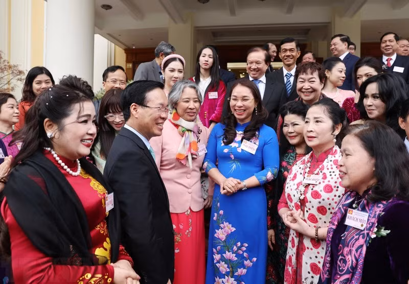 President Vo Van Thuong (front, second from left) and representatives of intellectuals, scientists, and artists at the gathering in Hanoi on February 29 (Photo: VNA)