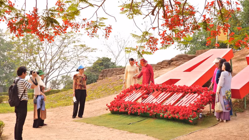 Tourists take photos and check in at the top of A1 Hill.