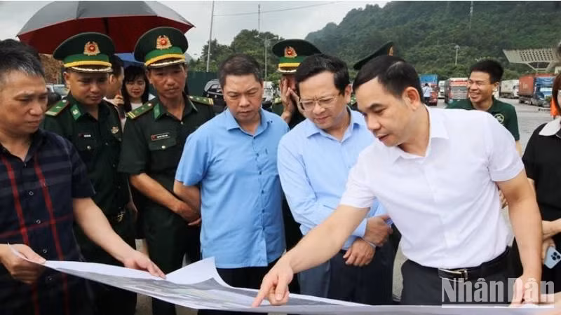 Leaders of the Lang Son provincial People’s Committee and forces inspect the capacity to build a border gate economic zone.