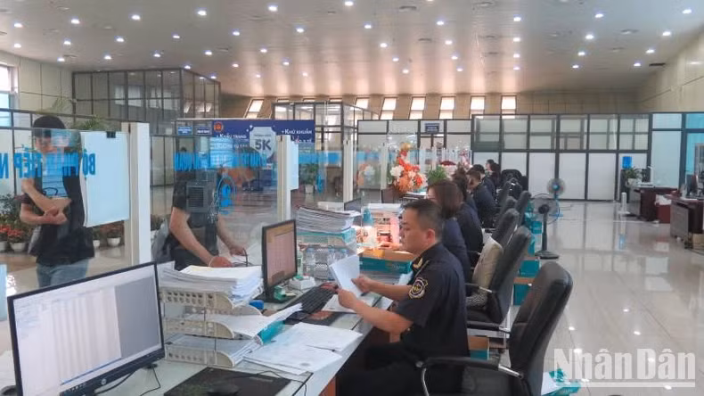 Customs officers at Huu Nghi International Border Gate (Cao Loc District, Lang Son) carry out customs clearance procedures for businesses.