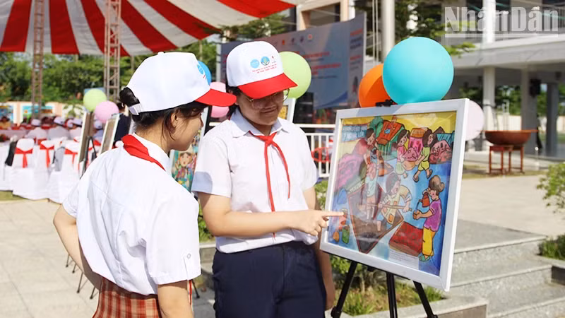 A painting exhibition for students was held within the framework of the event.