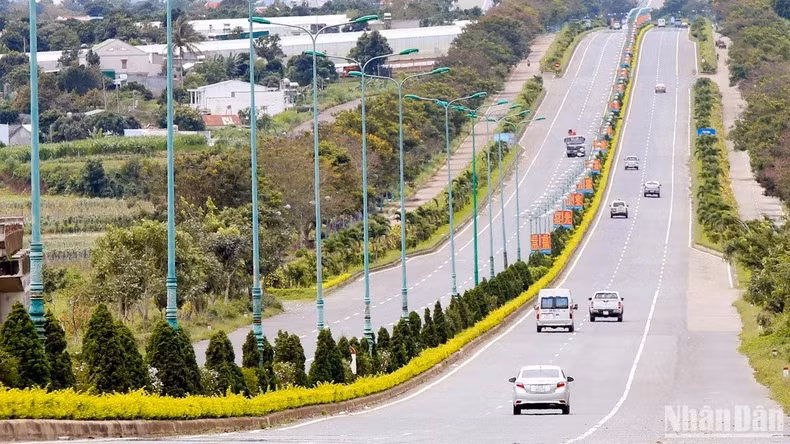 Lien Khuong-Prenn Highway in Lam Dong Province.