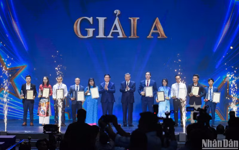 President To Lam and Secretary of the Party Central Committee and Head of the Central Propaganda Department Nguyen Trong Nghia, award trophies and certificates to the authors and groups of authors who won the A prize. President To Lam and Secretary of the Party Central Committee and Head of the Central Propaganda Department Nguyen Trong Nghia, award trophies and certificates to the authors and groups of authors who won the A prize.