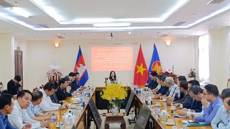 Deputy Minister Le Thi Thu Hang meets and talks with the Vietnam-Cambodia Business Association and the Khmer-Vietnam Association in Cambodia. (Photo: Nguyen Hiep)