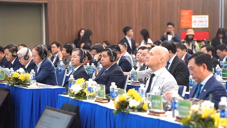 An overview of a conference within the framework of the Semiconductor Industry Exhibition 2024. (Photo: TRUNG HIEU)