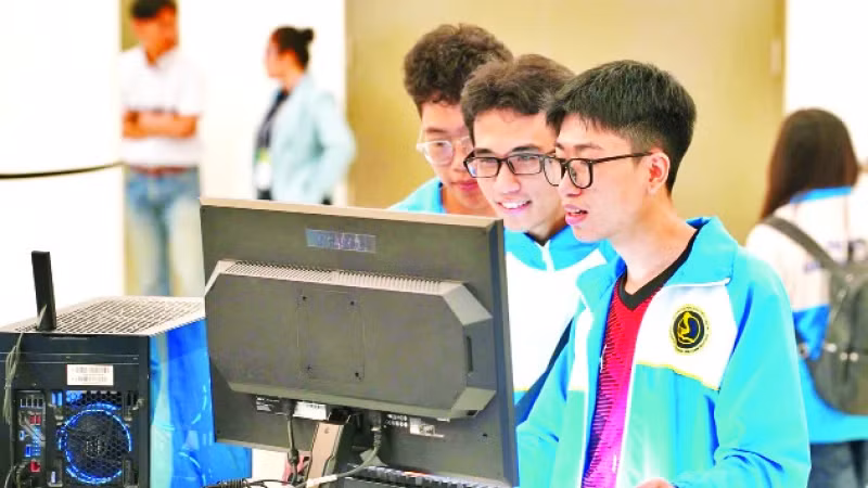Visitors experience high-tech equipment at the Semiconductor Industry Exhibition 2024.