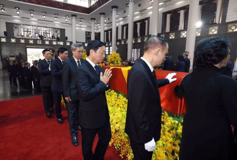 The delegation of the Central Committee of the Communist Party of Vietnam pays respects to General Secretary Nguyen Phu Trong. (Photo: VNA) The delegation of the Central Committee of the Communist Party of Vietnam pays respects to General Secretary Nguyen Phu Trong. (Photo: VNA)