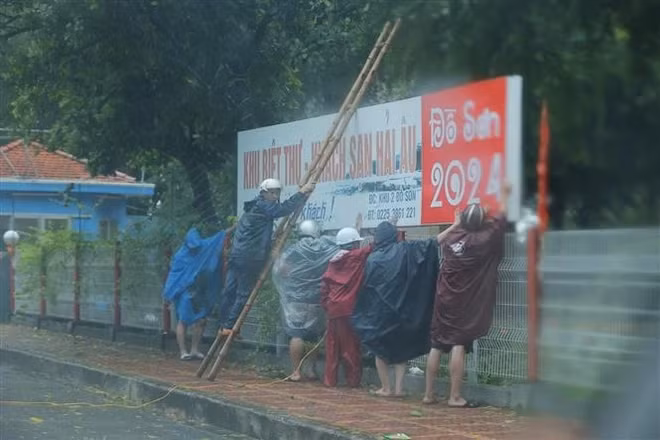 Hai Phong's Do Son residents brace for the storm. (Photo: VNA)