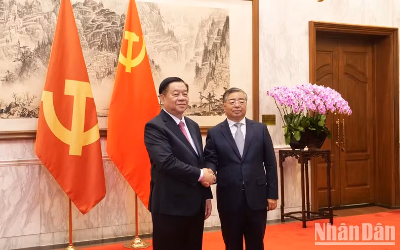 Nguyen Trong Nghia (left), Politburo member, Secretary of the CPV Central Committee and Chairman of the CPV Central Committee’s Commission for Information and Education, and Li Shulei, Politburo member, Secretary of the CPC Central Committee’s Secretariat and head of the CPC Central Committee’s Publicity Department, at a meeting in Beijing on June 13 (Photo: NDO)