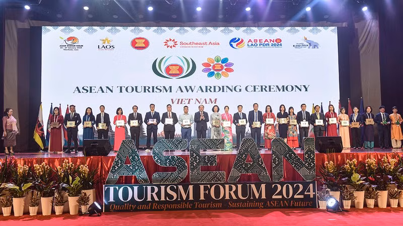 Minister of Culture, Sports and Tourism Nguyen Van Hung presents awards to representatives of units honoured at the event.