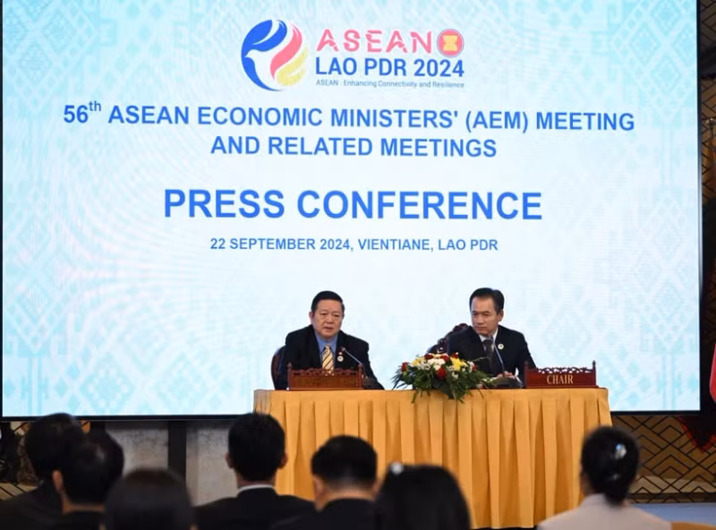 Secretary-General of ASEAN, Dr. Kao Kim Hourn (left) and Lao Minister of Industry and Commerce Malaithong Kommasith chair the press conference to announce the results of the 56th ASEAN Economic Ministers’ (AEM) Meeting and related meetings. (Photo: asean.org)