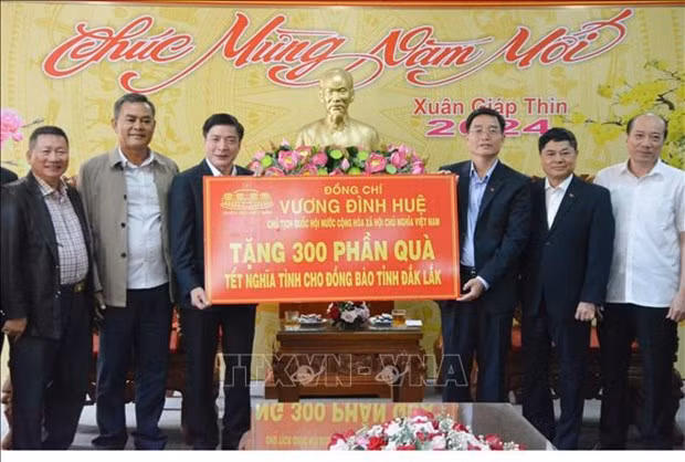 NA Secretary General and Chairman of the NA Office Bui Van Cuong presents 300 gift packages from NA Chairman Vuong Dinh Hue to people of ethnic groups in the Central Highlands province of Dak Lak (Photo: VNA) 