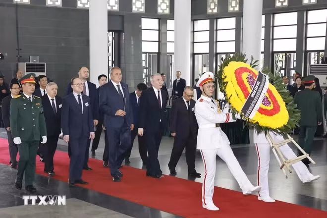 A Russian delegation led by Deputy Chairman of the State Duma of the Federal Assembly Petr Olegovich Tolstoy pays respect to the Vietnamese leader (Photo: VNA)