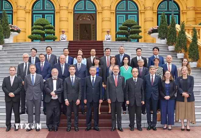 President To Lam (fifth from left) and EU ambassadors and chargés d’affaires pose for a photo in Hanoi on June 7. (Photo: VNA)