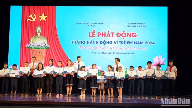 Disadvantaged children receive gifts at the launch ceremony for the Action Month for Children 2024. (Photo: NDO)