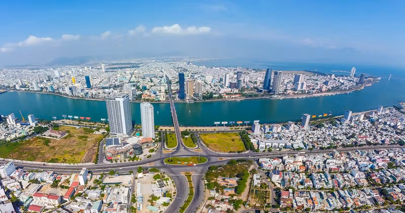 One of the bright spots that continues to be mentioned is the inflow of foreign direct investment (FDI), with registered capital reaching 2.36 billion USD as of January 20, a year-on-year increase of 40.2%. (Photo: VNA)