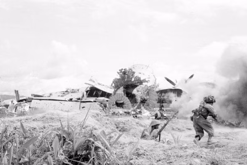 Vietnamese units under the command of military hero Nguyen Quoc Tri are attacking Muong Thanh airport (Photo: VNA)