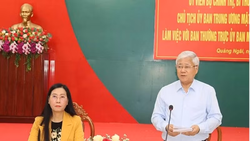 Do Van Chien, Politburo member, Secretary of the Party Central Committee, and President of the Vietnam Fatherland Front (VFF) Central Committee, speaks at the working session.