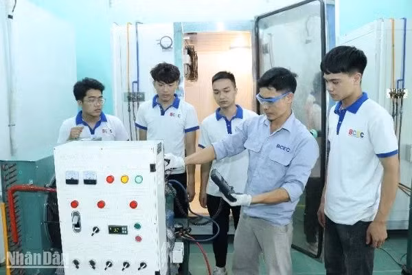 Teachers of Bac Ninh College of Electrical Engineering and Construction guide students practising mechanical and electrical engineering. (Photo: Minh Thang)