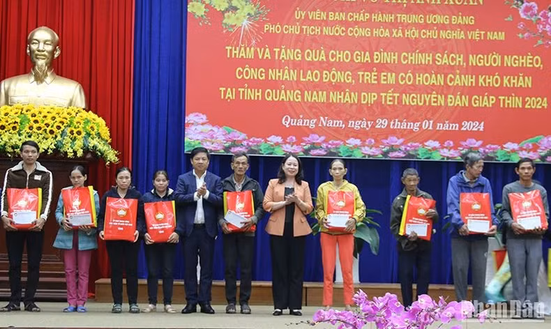 Vice President Vo Thi Anh Xuan pays pre-Tet visit and presents Tet gifts in Quang Nam province. 