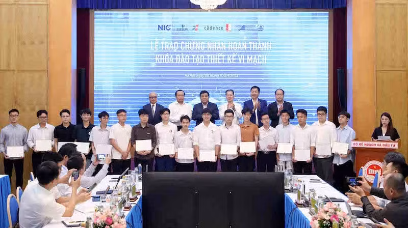 Awarding certificates to students who have completed the microchip design course. (Photo: Le Tien)