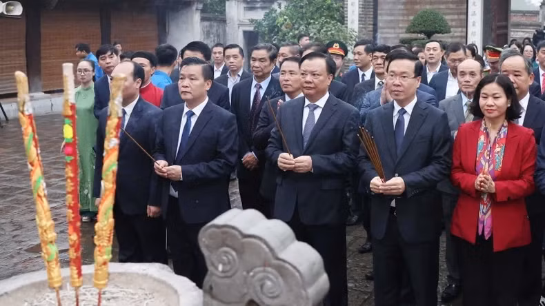 President Vo Van Thuong and delegates offer incense to King An Duong Vuong (Photo: VNA)