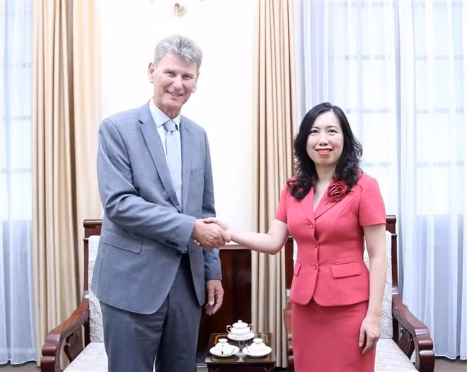 Deputy Minister of Foreign Affairs Le Thi Thu Hang receives Icelandic Ambassador Thórir Isben (Photo: VNA)