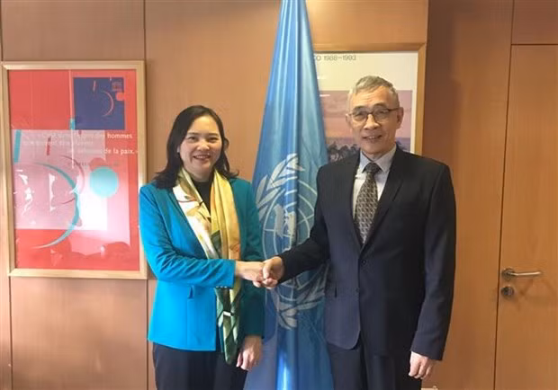 Ambassador Nguyen Thi Van Anh, Permanent Representative of Vietnam to UNESCO (L), and Qu Xing, Deputy Director-General of UNESCO (Photo: VNA)