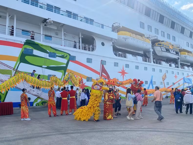 Tourists are warmly welcomed when arriving in Ha Long, Quang Ninh. Tourists are warmly welcomed when arriving in Ha Long, Quang Ninh.