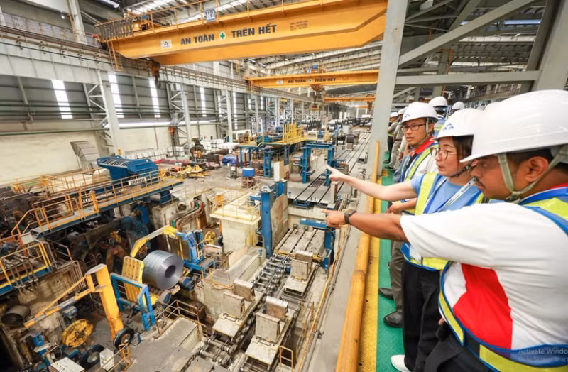 At Hoa Phat steel manufacturing assembly in Dung Quat (Photo: VNA)