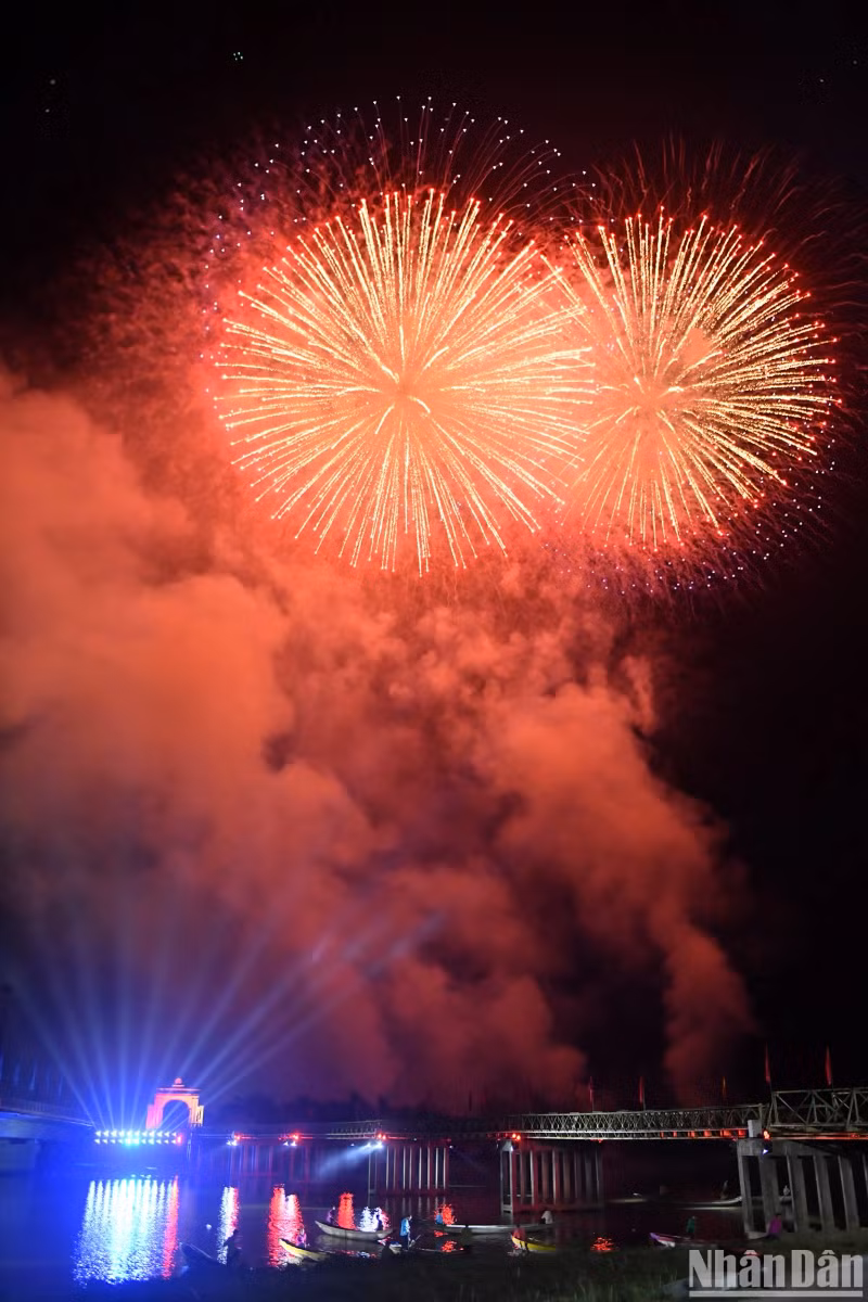 Along with a drone light show, the fireworks show is a highly anticipated performance within the framework of the special art programme opening the Festival for Peace 2024. Along with a drone light show, the fireworks show is a highly anticipated performance within the framework of the special art programme opening the Festival for Peace 2024.