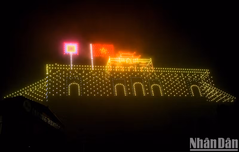The public can enjoy the show from 11:30 pm along Nguyen Dinh Thi and Trich Sai Streets.