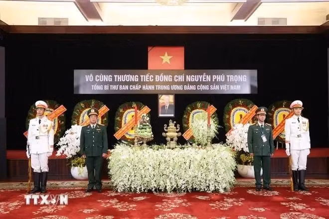 The respect-paying ceremony is also held at the Thong nhat Hall in HCM City. (Photo: VNA)