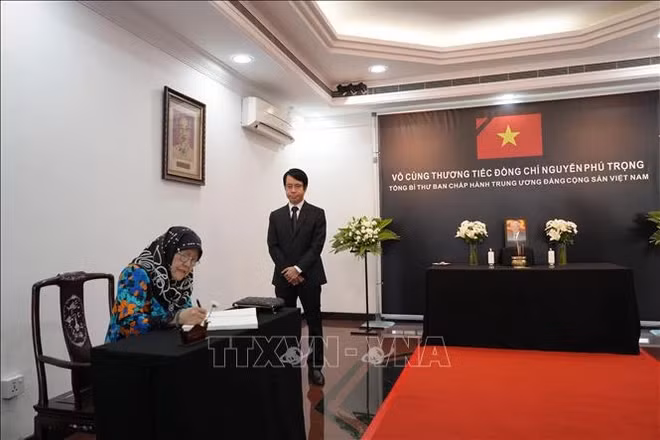 Princess Hajah Masna, on behalf of the Brunei royal family and government, writes in the condolence book at the respect-paying ceremony at Vietnamese Embassies in Brunei on July 25. (Photo: VNA)