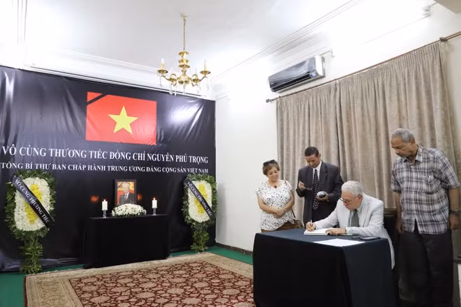 Salah Adly Abdelhafiz, General Secretary of the Egyptian Communist Party, signs the condolence book in memory of the Vietnamese Party chief at the Vietnamese Embassy in Egypt. (Photo: VNA)