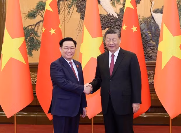 National Assembly Chairman Vuong Dinh Hue (L) meets with General Secretary of the Communist Party of China Central Committee and Chinese President Xi Jinping in Beijing on April 8. (Photo: VNA)