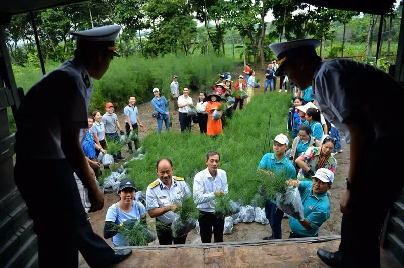 Naval Region 4 receives seedlings to implement the “Greening Truong Sa” programme donated by the Ho Chi Minh City Association for Conservation of Nature and Environment.