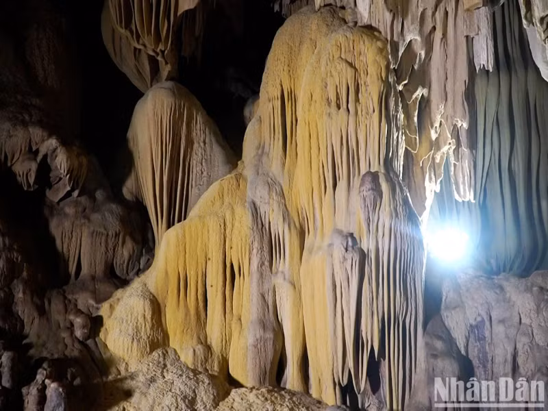 A corner in Van Tien Cave
