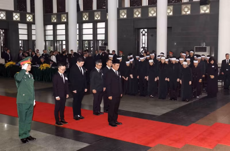 The Indonesian delegation, led by Minister of Agriculture Andi Amran Sulaiman, pays respects to General Secretary Nguyen Phu Trong. (Photo: VNA)