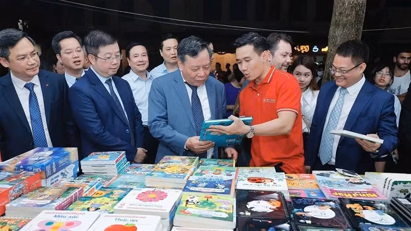 Delegates visit booths at the Hanoi Book Fair 2024.