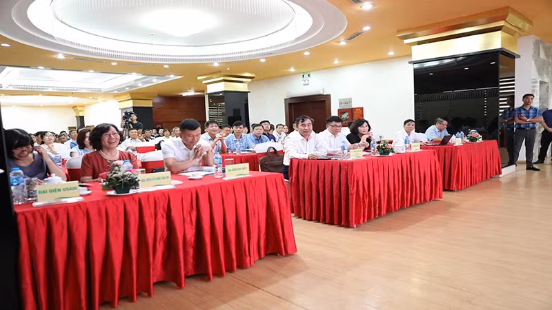 Delegates attend the forum.