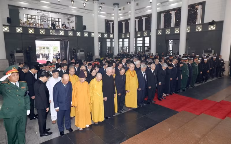 The delegation of the Central Committee of the Vietnam Fatherland Front pays respects to General Secretary Nguyen Phu Trong. (Photo: VNA) The delegation of the Central Committee of the Vietnam Fatherland Front pays respects to General Secretary Nguyen Phu Trong. (Photo: VNA)