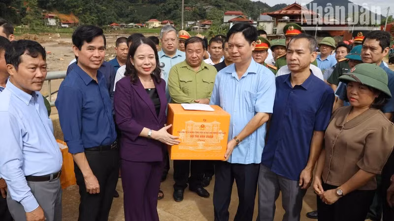 VP Vo Thi Anh Xuan visits and presents gifts to people in flood-hit areas in Son La.