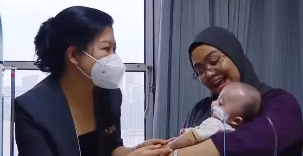 Ngo Phuong Ly, spouse of Party General Secretary To Lam, and a child patient at the National Heart Institute of Malaysia. (Photo: VNA)