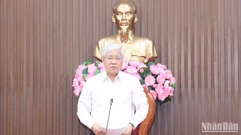 Politburo member Do Van Chien speaks at the working session.