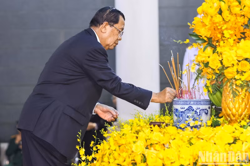 The delegation from the Kingdom of Cambodia, led by President of the Cambodian People's Party and President of the Senate Samdech Techo Hun Sen pays respects to General Secretary Nguyen Phu Trong.